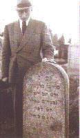 1945: Salo Blechner en la tumba de su padre